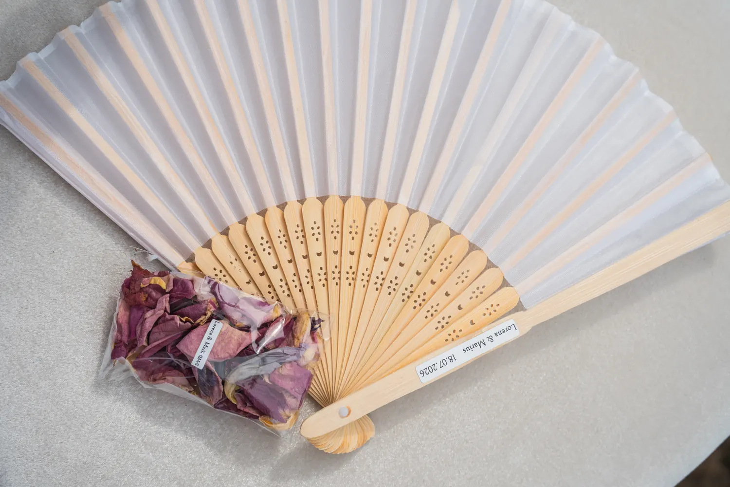 Hand fans and dried petals for the guests.